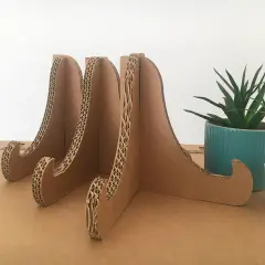 Tres soportes de cartón para cartel, listos para exhibir tus creaciones.