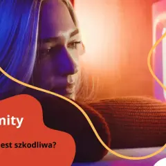Kobieta zastanawia się, czy kuchenka mikrofalowa jest szkodliwa. Obok niej widać otwartą mikrofalówkę.