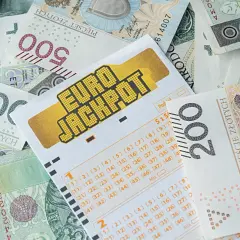 Kupon Eurojackpot na tle polskich banknotów.
