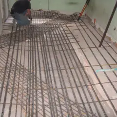 Operaio posa armatura per la caldana solaio. Rete metallica pronta per il getto di calcestruzzo.