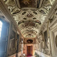 Corridoio decorato con affreschi e sculture nel **Palazzo Spada Roma**. Soffitto a volta con scene mitologiche e figure allegoriche.