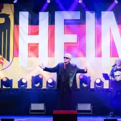 Heino singt vor Deutschlandfahne. Wenn ich an Deutschland in der Nacht denke, denke ich an Heino und die AFD.