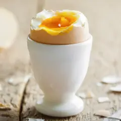 Jajko na miękko w kieliszku, idealne na śniadanie. Dieta jajeczna może być smaczna!