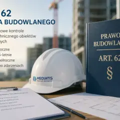 Obowiązkowe przeglądy obiektów budowlanych zgodnie z Art. 62 Prawa Budowlanego. Na stole leży kask, księga i dokumentacja.