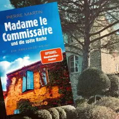 Buchcover "Madame le Commissaire" vor einer mediterranen Villa. Ein spannender Krimi aus der Provence.