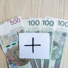 Złotówki: 500 i 100. Plusik na kartce symbolizuje nadzieję na zarobki 4500 brutto.
