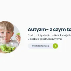 Chłopiec z widelcem i sałatką, obok tekst "Autyzm – z czym to się je?". Czy autyzm to choroba? Dowiedz się więcej o żywieniu i mikrobiomie.
