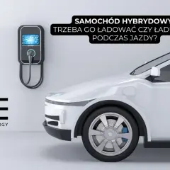 Biały samochód hybrydowy plug-in przy ładowarce ściennej. Czy hybryda plug-in ładuje się podczas jazdy? Logo REVOLUTION ENERGY.