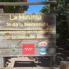 Cartel de madera da la bienvenida a La Hiruela, Reserva de la Biosfera de la Sierra del Rincón. Aquí te indicamos la hiruela como llegar.
