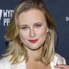Marta Chodorowska, z błyszczącymi oczami i złotymi kolczykami, uśmiecha się do obiektywu na tle logo "Wydawnictwo".