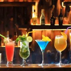 Kolorowe drinki na wesele przepisy: od orzeźwiającego mojito po egzotyczne koktajle, idealne na letnie przyjęcie.