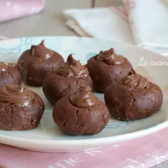 Dolci da fare in 5 minuti senza cottura: palline al cacao con crema al cioccolato, perfette per una pausa golosa.