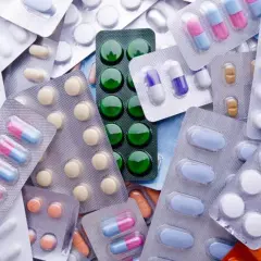 Mnóstwo opakowań tabletek i kapsułek. Czy suplementy są zdrowe? To pytanie zadaje sobie wielu, patrząc na tę apteczną kolekcję.