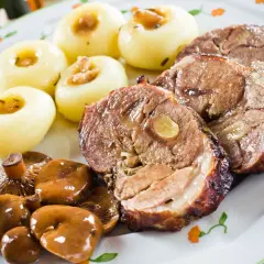 Z czym podawać kluski śląskie? Odkryj klasyczne i nowe smaki
