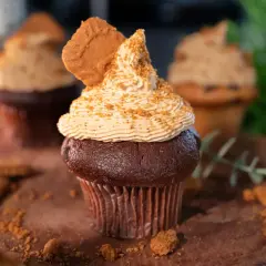 Schokoladenmuffins mit cremiger Lotus-Creme-Glasur, bestreut mit Keksbröseln. Ein köstliches Rezept für Kekse mit Lotus Creme.
