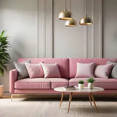 Przytulny salon w pudrowym różu i szarości. Miękka kanapa, stylowe lampy i zielona roślina tworzą relaksującą atmosferę.