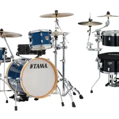 Zestaw perkusyjny Tama Club Jam gotowy do jam session. Bębny w kolorze niebieskim i czarnym, z błyszczącym wykończeniem.