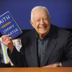 Jimmy Carter, jung und voller Tatendrang, hält sein Buch "Faith".