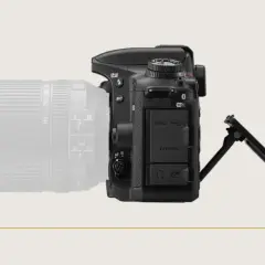 Widok z boku lustrzanki z obiektywem. Widoczne porty MIC, HDMI, gniazdo słuchawkowe. Jaka używana lustrzanka?
