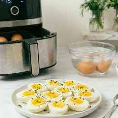 Uova sode in friggitrice ad aria pronte per essere gustate. Un modo facile e veloce per preparare un pasto sano.