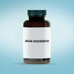 Botella de agua oxigenada para los dientes, con etiqueta blanca y tapa negra, sobre fondo azul claro.