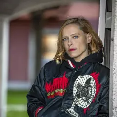 Wanda Bendjelloul i en svart jacka med tryck av pommes frites och en fläkt.