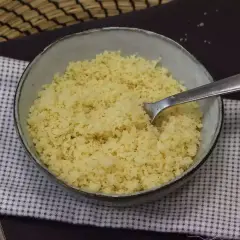 Un tazón de semola, un grano de trigo duro, listo para ser disfrutado.