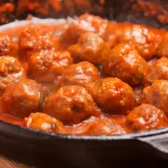 Pyszne pulpeciki w aromatycznym sosie pomidorowym, gotowe do podania. Idealny sos pomidorowy do pulpetów.