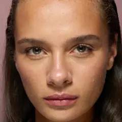 Primo piano di un viso femminile con pelle luminosa, suggerimento per come pulire il viso in modo naturale.