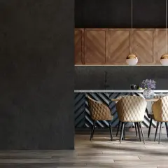Nowoczesna kuchnia z czarną, betonową ścianą, drewnianymi szafkami i beżowymi krzesłami. Inspiracja, jak zabarwić beton na czarno.