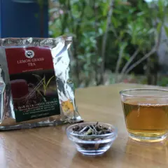 Zitronengras Tee: Ein Glas aromatischer Tee und die Packung daneben. Wie lange ziehen?