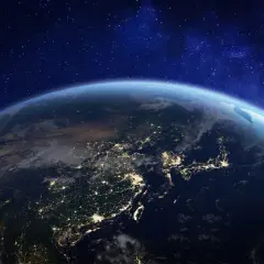 Ziemia nocą z kosmosu, rozświetlona miastami. Widać kontynenty i ocean. To przypomina o tym, jak ważna jest godzina dla Ziemi.