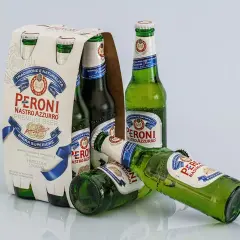 Butelki piwa Peroni Nastro Azzurro. Zastanawiasz się, czy można przewozić alkohol w bagażu podręcznym?