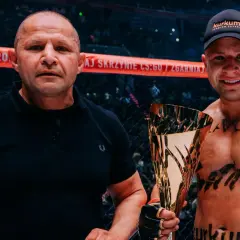 Mateusz Murański urodzony zwycięzca z pucharem, obok niego stoi mężczyzna w czarnej koszulce.
