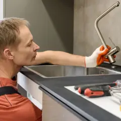 Jak odetkać zlew w kuchni? Skuteczne metody DIY i kiedy wezwać fachowca
