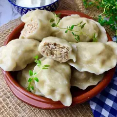 Pyszne pierogi z kaszą gryczaną i serem, idealne na obiad. Sprawdzony przepis na domowe danie.