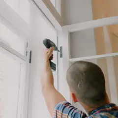 Montaż okien w bloku. Dowiedz się, ile kosztują okna plastikowe do bloku i jak przebiega ich instalacja.