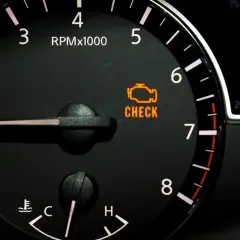 Pomarańczowa kontrolka "CHECK ENGINE" na desce rozdzielczej sygnalizuje problem z mechanizmem sterującym pracą silnika.