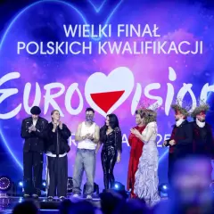 Uczestnicy polskiego finału Eurowizji na scenie przed napisem "Eurowizja".