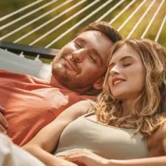 Para spędza relaksujący weekend w hamaku. Idealne miejsce, by odpocząć od zgiełku Warszawy.