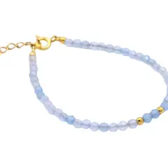 Delikatna bransoletka z fasetowanych kamieni **aquamarine** i złotymi kulkami, z przedłużką.