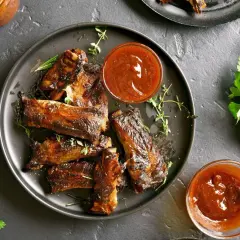 Soczyste żeberka pieczone na patelni, polane sosem BBQ. Aromatyczne zioła i świeża natka pietruszki dopełniają danie.
