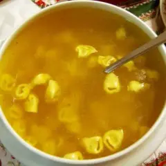 Minestra di Natale: Ricette Tradizionali e Segreti per un Brodo Perfetto