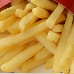 Złociste, chrupiące frytki McDonald's, idealne do maczania w ulubionym sosie.