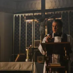 Ksiądz przemawia przy pulpicie w kościele. Scena jak z filmów Piotra Domalewskiego.