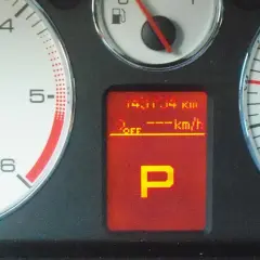 Peugeot 407: na wyświetlaczu komunikaty o przebiegu 141114 km, wyłączonym silniku (OFF) i zaparkowanym aucie (P).