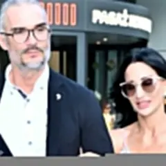 Maciej Myszkowski i jego partnerka, w eleganckich strojach, wychodzą z budynku. Ich wspólne wyjście sugeruje romans.