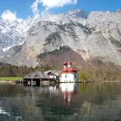 Jezioro Königssee z kościołem św. Bartłomieja i majestatycznymi monachijskimi górami w tle.