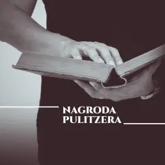 Dłonie trzymają otwartą, starą książkę. Napis "Nagroda Pulitzera" sugeruje, że to dzieło zasługuje na to prestiżowe wyróżnienie.