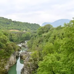 Un fiume serpeggia tra gole rocciose e fitti boschi, creando un suggestivo percorso tra le marmitte dei giganti.